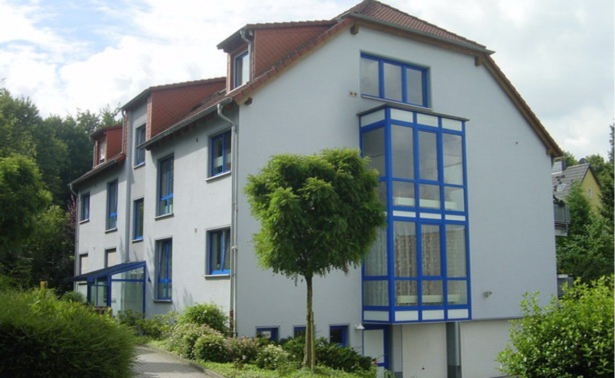 *** Renovierte 2- Zimmer-Wohnung im 1. OG *** viel Tageslicht, Sonnenbalkon und Garage *** - Photo 2
