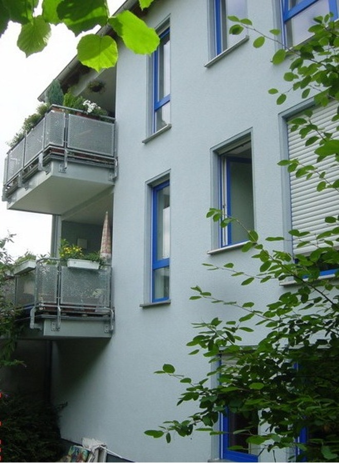 *** Renovierte 2- Zimmer-Wohnung im 1. OG *** viel Tageslicht, Sonnenbalkon und Garage *** - Photo 1