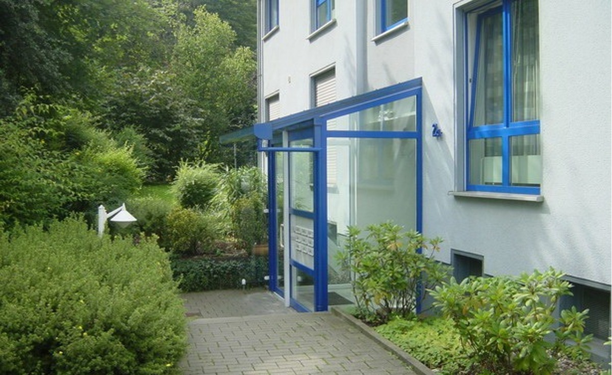 *** Renovierte 2- Zimmer-Wohnung im 1. OG *** viel Tageslicht, Sonnenbalkon und Garage *** - Photo 3