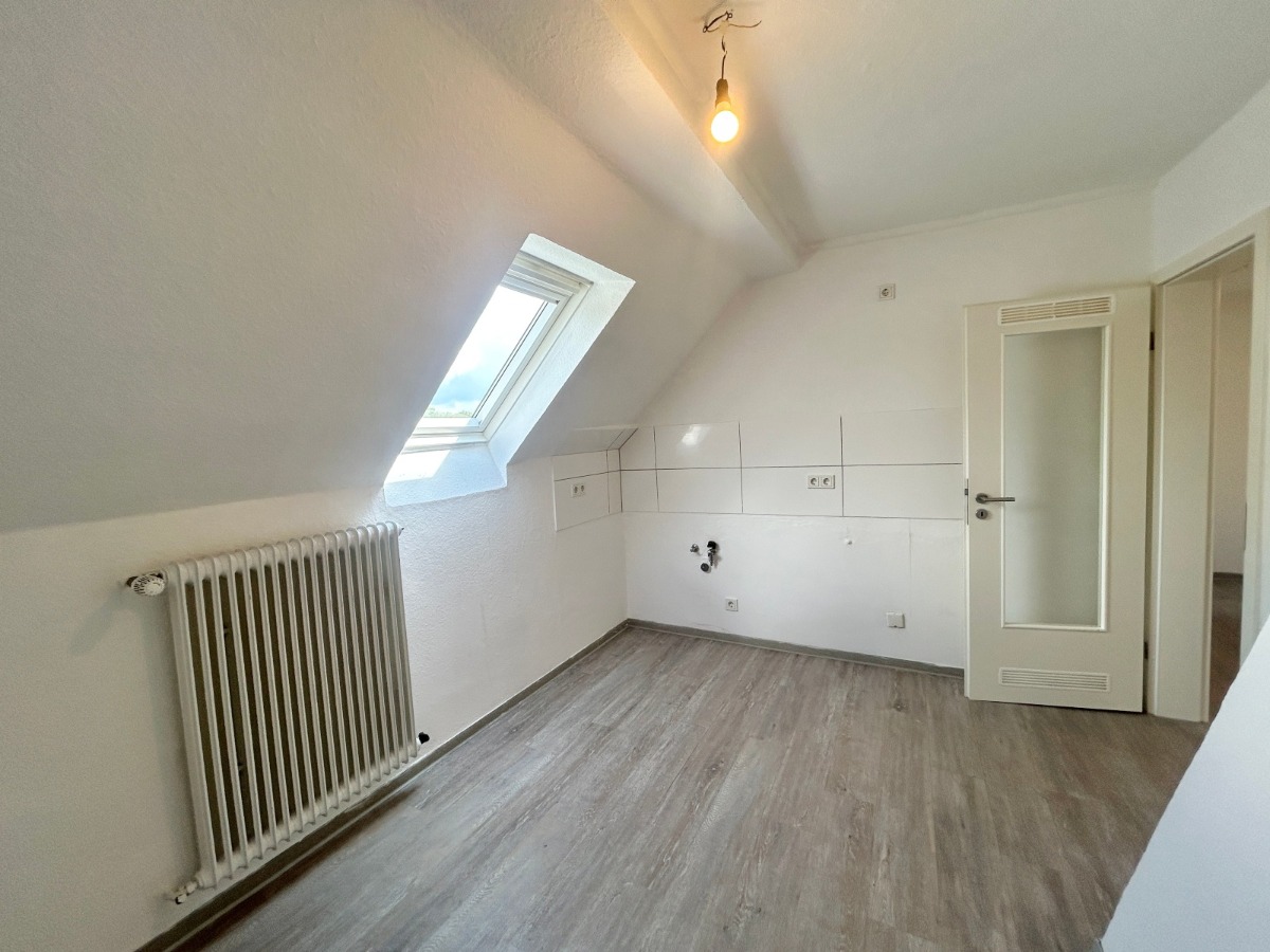 Schöne Dachgeschosswohnung mit modernem Badezimmer - Photo 2