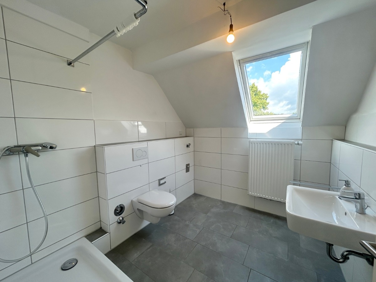Schöne Dachgeschosswohnung mit modernem Badezimmer - Photo 1