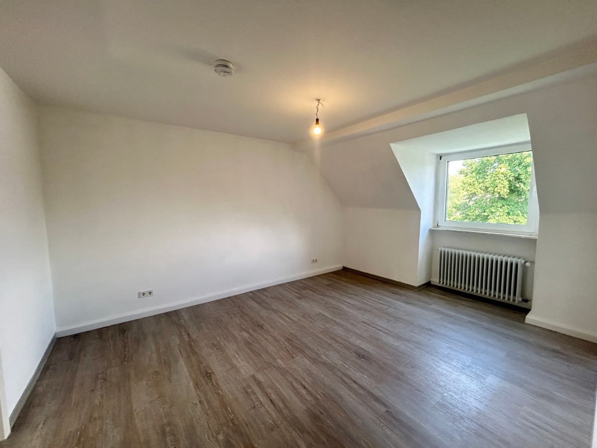 Schöne Dachgeschosswohnung mit modernem Badezimmer - Photo 3