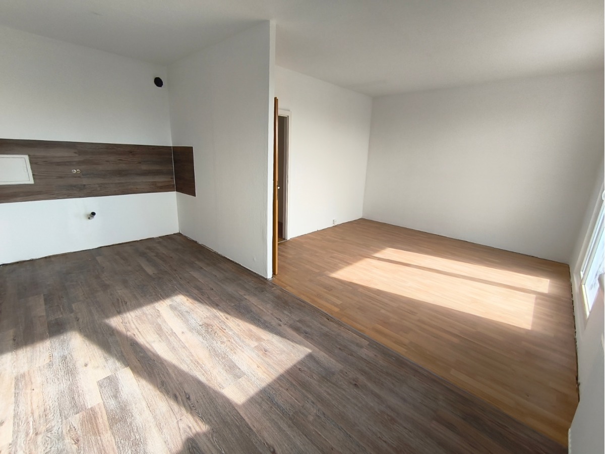 Helle renovierte 3-Raum-Wohnung mit Badewanne und Balkon - Photo 1