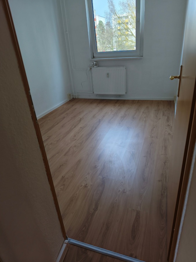 Helle renovierte 3-Raum-Wohnung mit Badewanne und Balkon - Photo 4