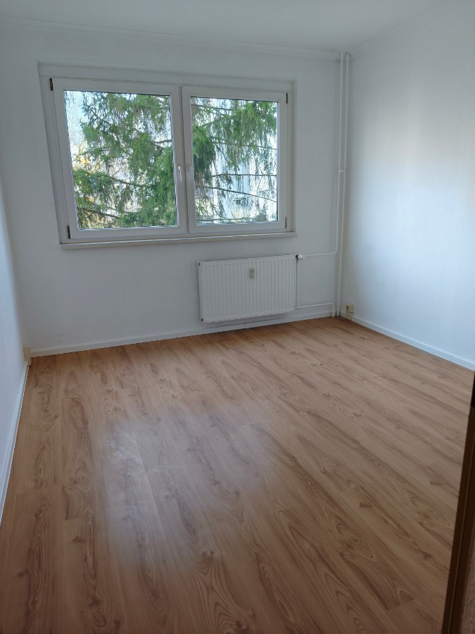 Helle renovierte 3-Raum-Wohnung mit Badewanne und Balkon - Photo 3