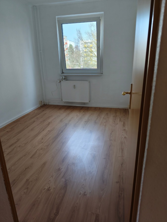 Helle renovierte 3-Raum-Wohnung mit Badewanne und Balkon - Photo 2