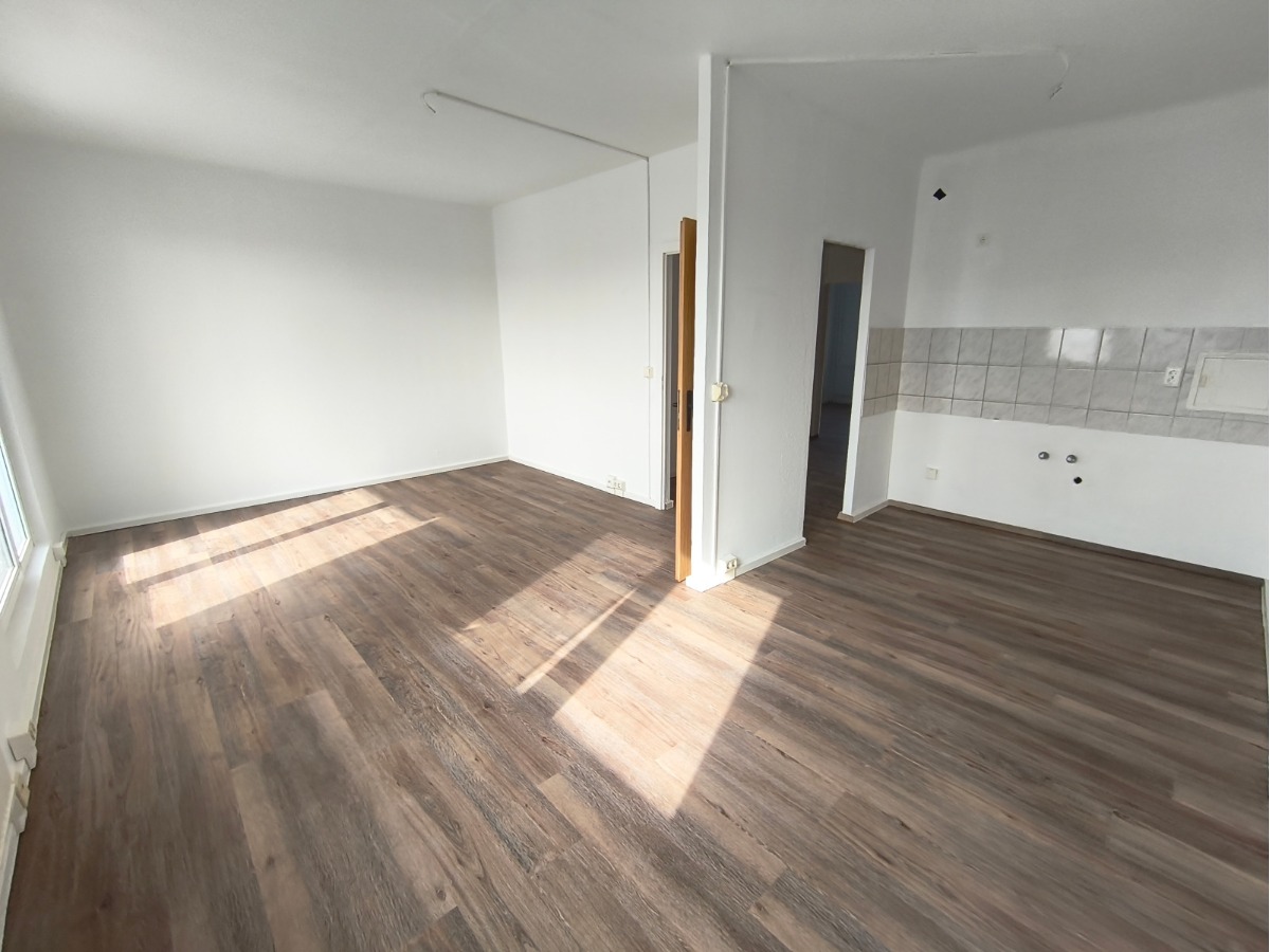 Der neue Bodenbelag ist der Eye-Catcher der Wohnung ! - Photo 1