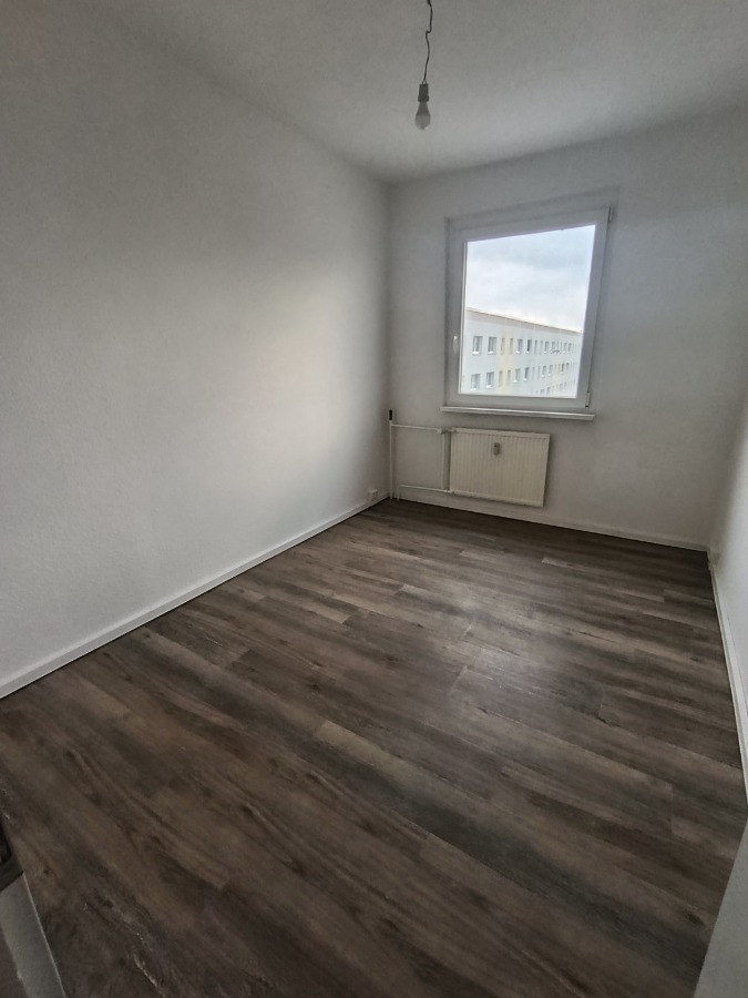 4-Raum-Wohnung mit Badewanne und Balkon, frisch gestrichen und mit neuem Bodenbelag - Photo 1