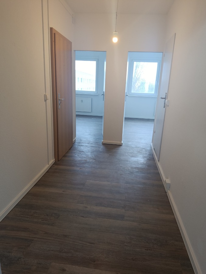 4-Raum-Wohnung mit Badewanne und Balkon, frisch gestrichen und mit neuem Bodenbelag - Photo 2