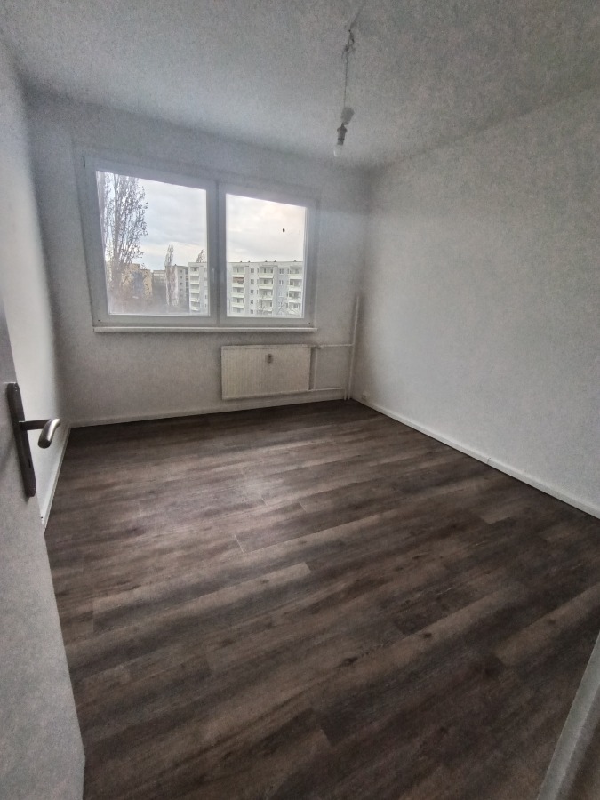 4-Raum-Wohnung mit Badewanne und Balkon, frisch gestrichen und mit neuem Bodenbelag - Photo 3