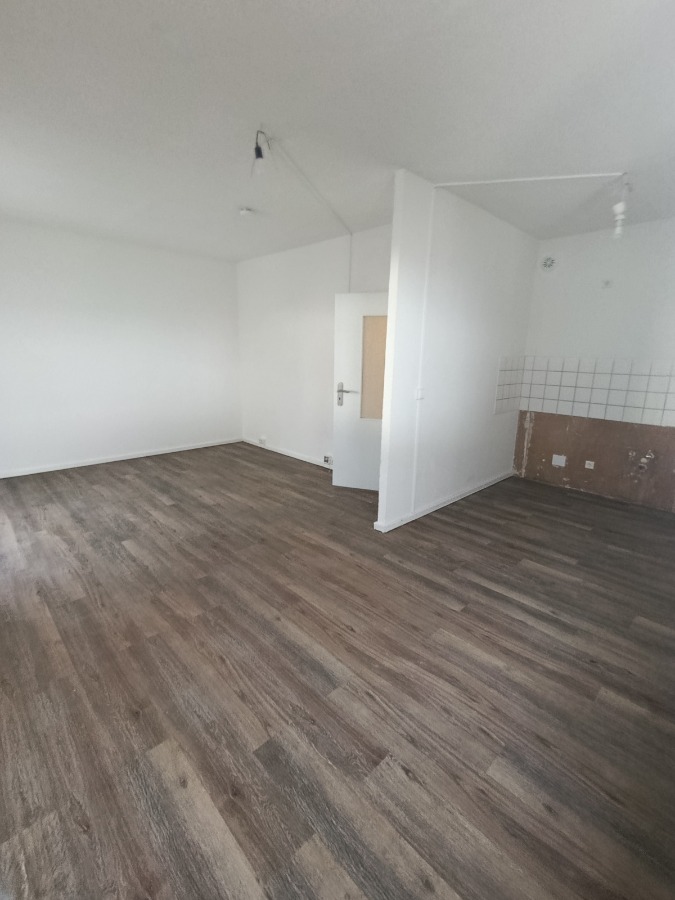 4-Raum-Wohnung mit Badewanne und Balkon, frisch gestrichen und mit neuem Bodenbelag - Photo 4