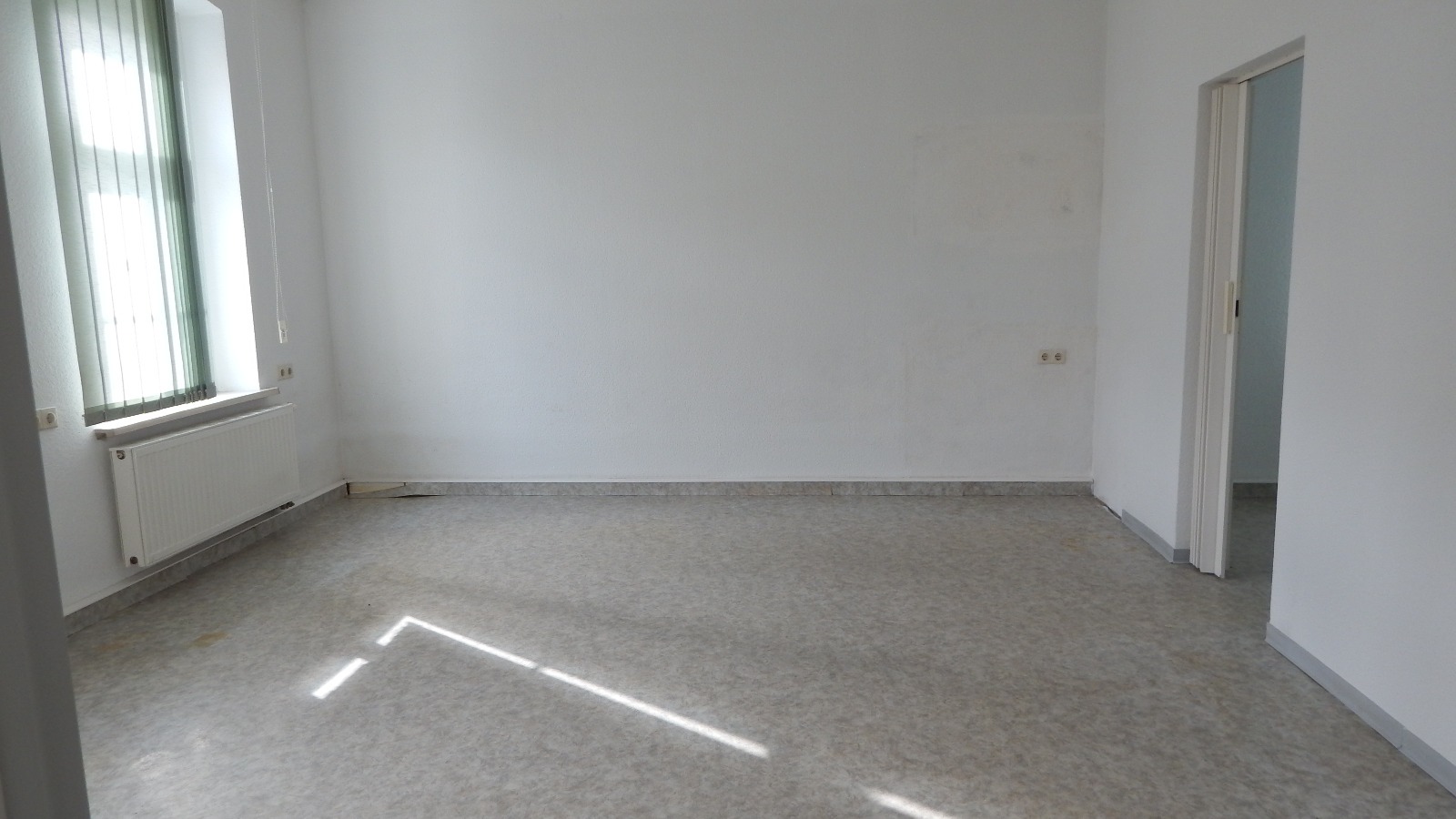 Neues Bad mit Wanne und Dusche bei 5 Zimmer mit zusätzlichen kleinen Büro - Photo 4