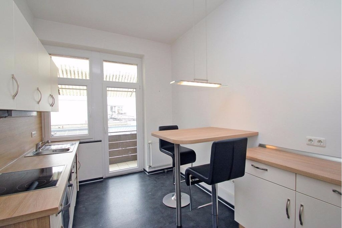 Modernisierte Altbauwohnung mit Küche und Tageslichtbad! - Photo 2